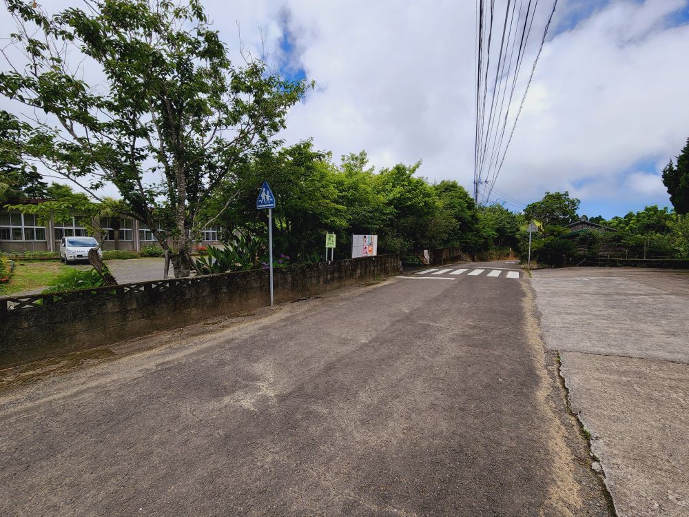 こうのみね館正門道路